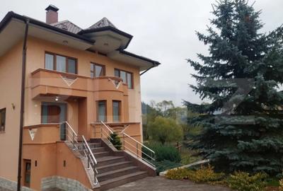 Casă cu 7 camere cu Teren 2000 Mp în Central - 6