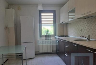 Apartament cu 2 camere decomandat în Tractorul