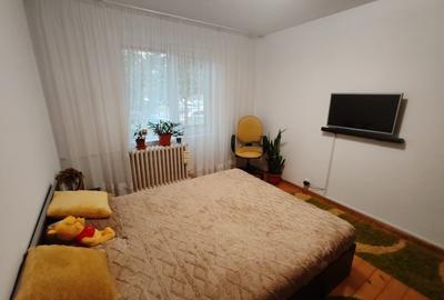 Apartament 4 camere, 2 bai. Blocul este din 1986 parter strada Soldat Croitoru V - 11