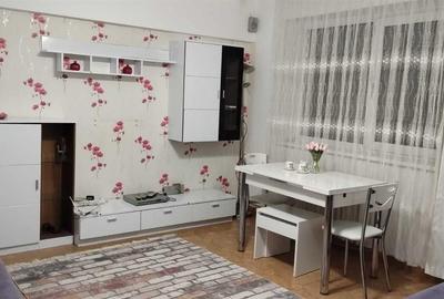 Apartament cu 3 camere semidecomandat, mobilat în Unirii