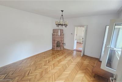 Casă individuală cu 4 camere cu Canalizare în Central - 1