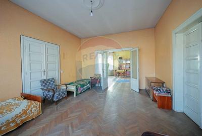 Casă Evreiască de Vânzare, Singur în Curte în zona Ultracentral - 6