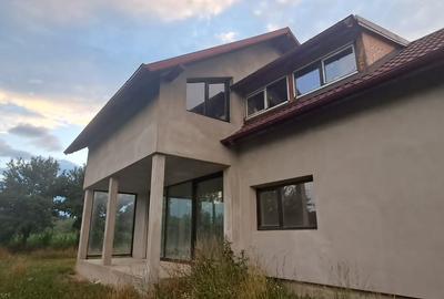 Casă individuală cu 5 camere cu Teren 880 Mp în Sasca Mare