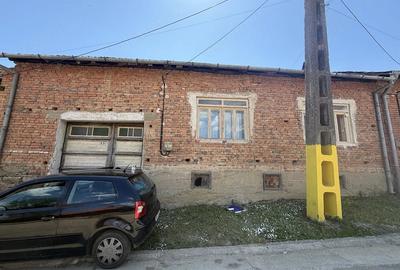 Casă cu Teren 1292 Mp în Lăpușnicel - 1