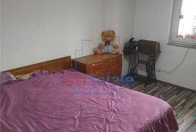 Apartament cu 4 camere decomandat în Nicolina