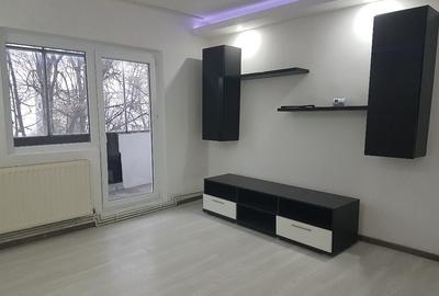 Apartament trei camere, semimobilat, renovat frumos, etaj 3, Mioritei - 1