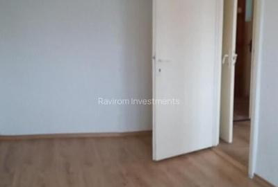 Apartament trei camere etaj 2 nemobilat 9 Mai vis - a - vis de Sportiv - 10