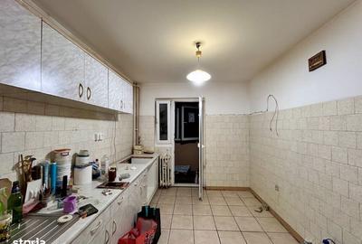 Apartament cu 3 camere decomandat în Republicii