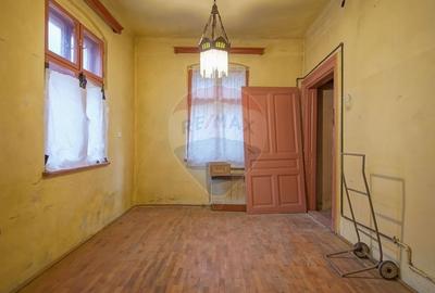 Vila pe str Alexandru Ioan Cuza, 10 camere, S + P + E, teren 282 mp - 25