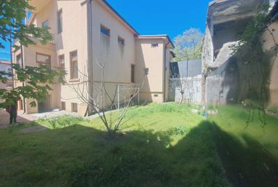 Casă cu 5 camere cu Canalizare în Ultracentral - 1