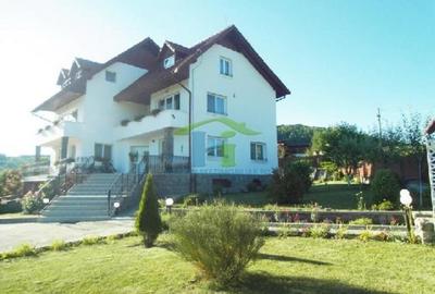 Casă cu 10 camere în Vâlcele
