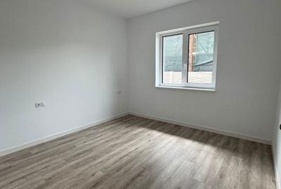 Casă cu 4 camere cu Teren 559 Mp în Micești