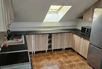3 camere de inchiriat in Bra?ov, la mansarda, 10 min de mers pe jos de Centru