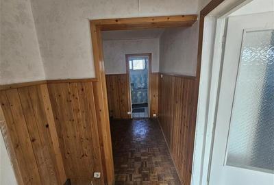 Apartament cu 3 camere semidecomandat în Micro I - 20