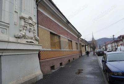 Casă cu 5 camere cu Teren 308 Mp în Central - 2