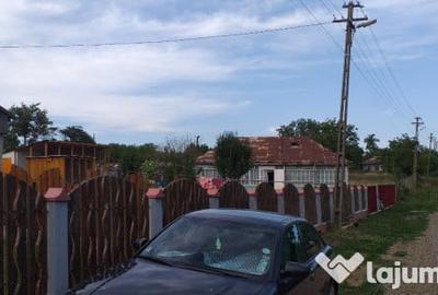 Casă cu 2 camere cu Teren 1644 Mp în Burlești - 1