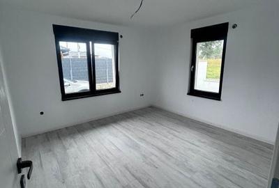Casă cu Teren 5.5 Mp în Groși - 9