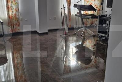 Spațiu comercial, de 300 mp, în Central - 8