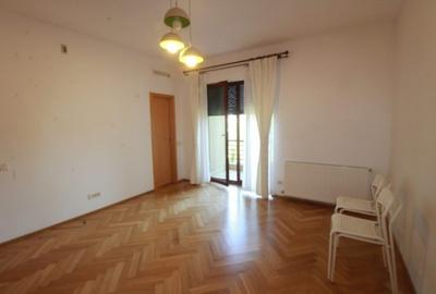 Apartament cu 4 camere semidecomandat în Calea Victoriei