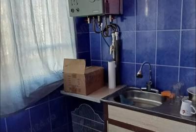 Vand apartament decomandat , cu doua camere ?i doua balcoane , la etaj 2 - 7