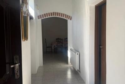 Apartament la curte comuna cu doua intrari - 8