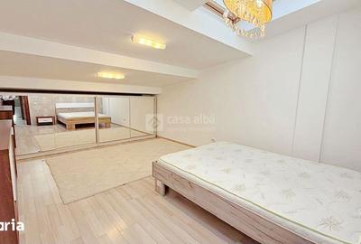 Apartament cu 3 camere, mobilat în Independenței