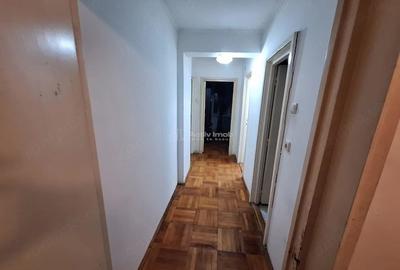Apartament cu 3 camere semidecomandat în Central