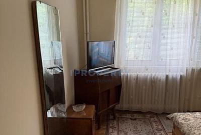 Apartament cu 3 camere semidecomandat în Tei