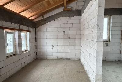 Casă cu 10 camere cu Teren 500 Mp în Malu Mare