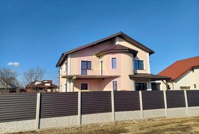 Casă cu 5 camere cu Teren 576 Mp în Săbăreni