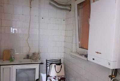 Apartament cu 3 camere semidecomandat în Rahova