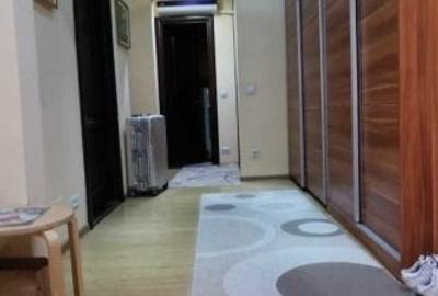 Apartament cu 3 camere decomandat în Palat
