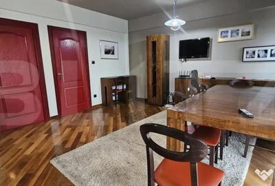 Apartament cu 4 camere semidecomandat, mobilat în Central