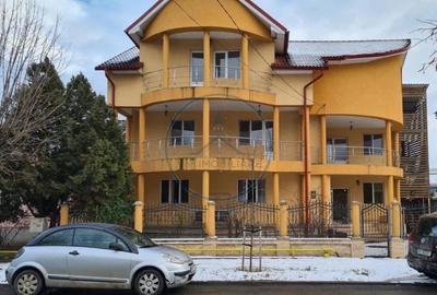 Apartament cu 4 camere decomandat în Central