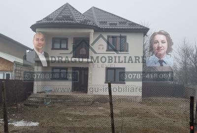 Casă individuală cu 5 camere cu Canalizare în Sud - 1