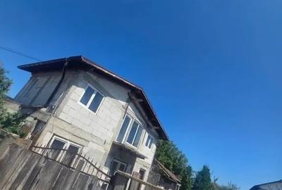 Casă cu 3 camere în Blejești