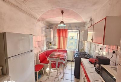 Apartament cu 3 camere semidecomandat în Central