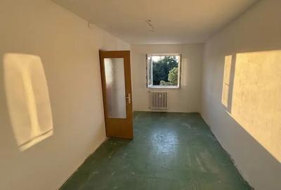 Apartament cu 3 camere semidecomandat în Dâmbu Pietros