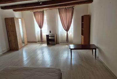 Apartament cu 3 camere decomandat, mobilat în Centrul Istoric