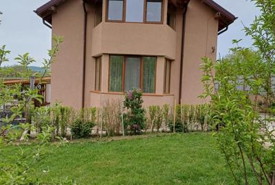 Casă individuală cu 5 camere cu Garaj în Ivănești