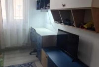 Apartament cu 3 camere decomandat în Tractorul - 8