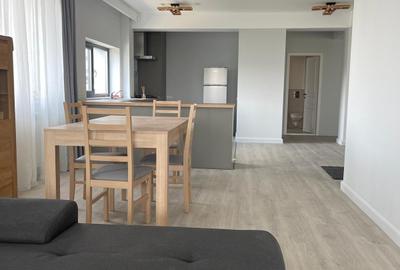 Apartament cu 3 camere decomandat în Palazu Mare