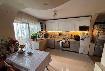 Apartament cu 3 camere semidecomandat în Florești