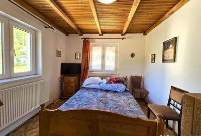 Casă cu 5 camere cu Teren 500 Mp în Moieciu