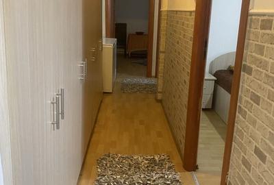 Apartament cu 3 camere semidecomandat în Central - 1
