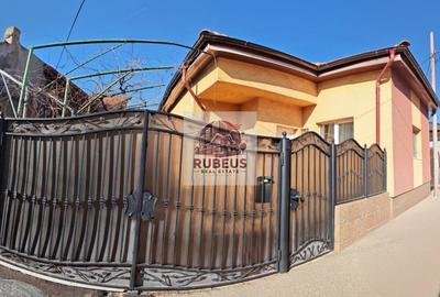 Casă individuală cu 5 camere cu Canalizare în Central - 1