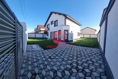 Casă cu 5 camere cu Canalizare în Lumina - 1