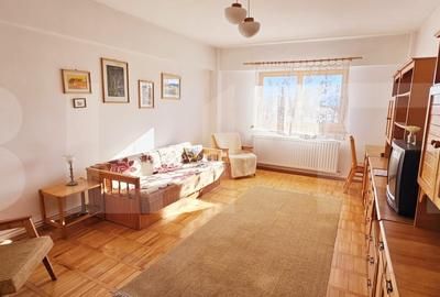 Apartament cu 3 camere semidecomandat, mobilat în Central