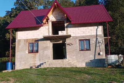 Casă cu 4 camere în Poiana - 1
