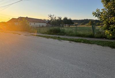 Teren de 1800 mp, în Bratca